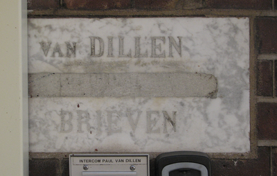 908465 Afbeelding van de liggende, dichtgezette, natuurstenen brievenbus in de gevel van het pand Lange Koestraat 10 te ...